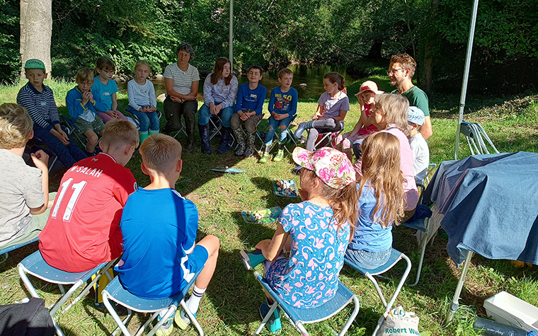 Ferienpassaktion Kinder im Stuhlkreis an der Alb